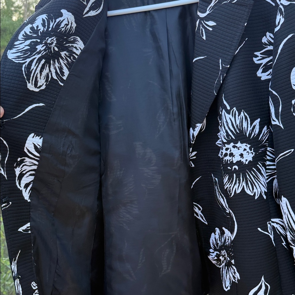 Chico's Black quilted Blazer with White Floral Print sz 3 - Picture 2 of 6